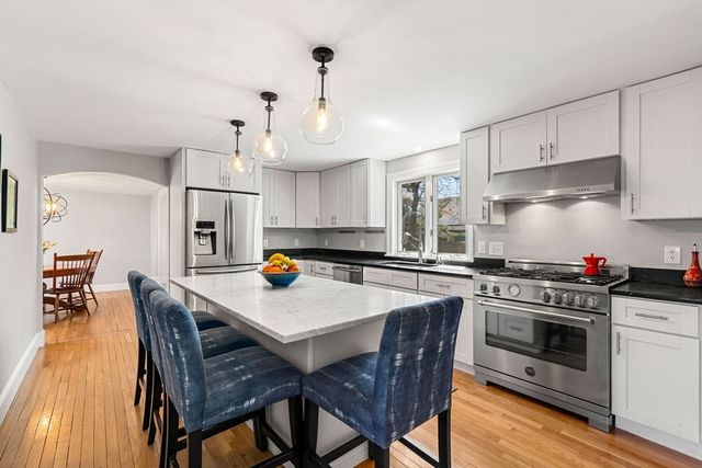 11 Woodbridge Rd, North Andover, MA 01845