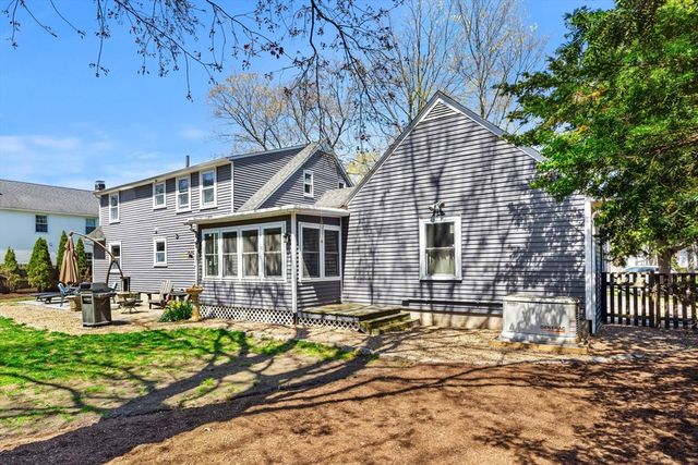 11 Woodbridge Rd, North Andover, MA 01845