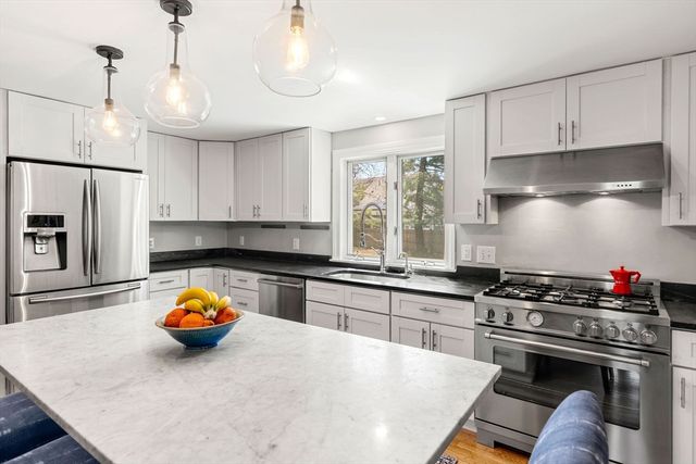 11 Woodbridge Rd, North Andover, MA 01845