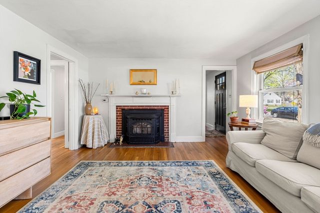11 Woodbridge Rd, North Andover, MA 01845