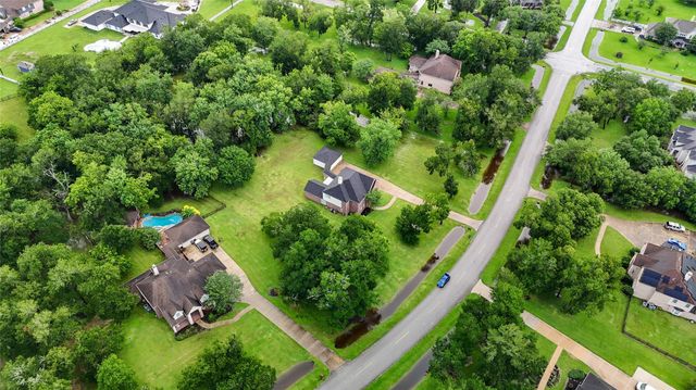 7110 Rustling Oaks Drive, Richmond, TX 77469