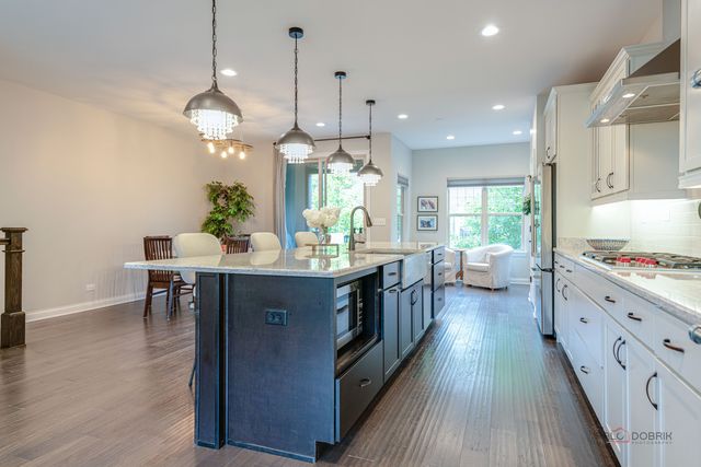 617 Parkside Court, Libertyville, IL 60048