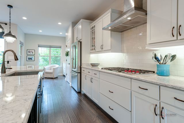 617 Parkside Court, Libertyville, IL 60048