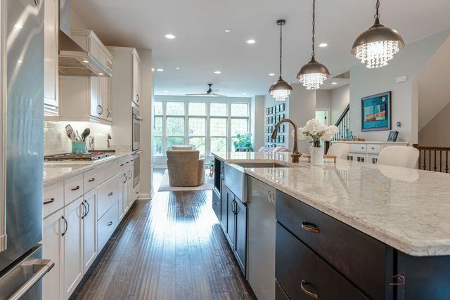 617 Parkside Court, Libertyville, IL 60048