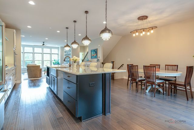617 Parkside Court, Libertyville, IL 60048