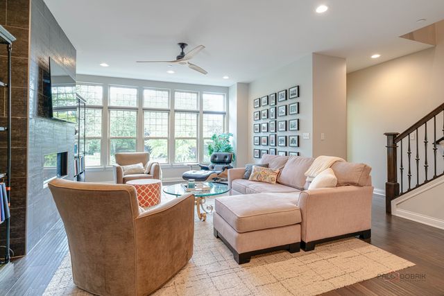 617 Parkside Court, Libertyville, IL 60048