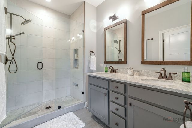 617 Parkside Court, Libertyville, IL 60048