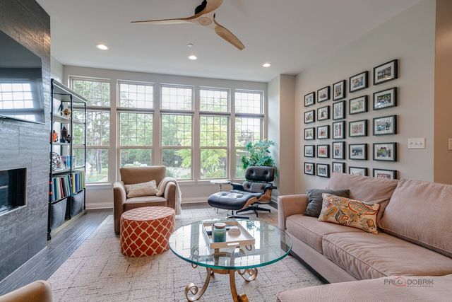 617 Parkside Court, Libertyville, IL 60048