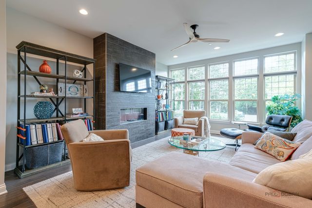 617 Parkside Court, Libertyville, IL 60048