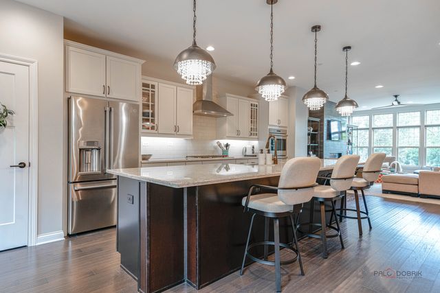 617 Parkside Court, Libertyville, IL 60048
