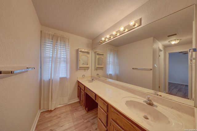 131 Homestead Dr, Kerrville, TX 78028