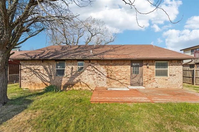 1212 Kings Court, Moore, OK 73160