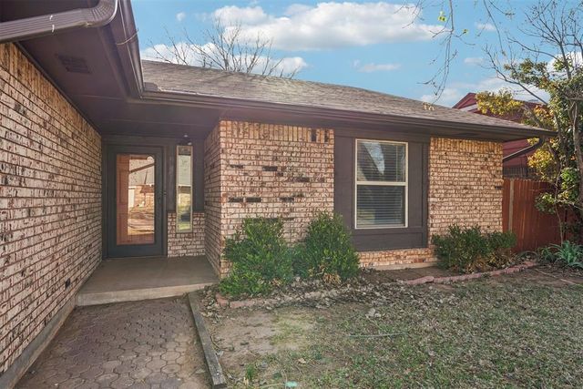 1212 Kings Court, Moore, OK 73160