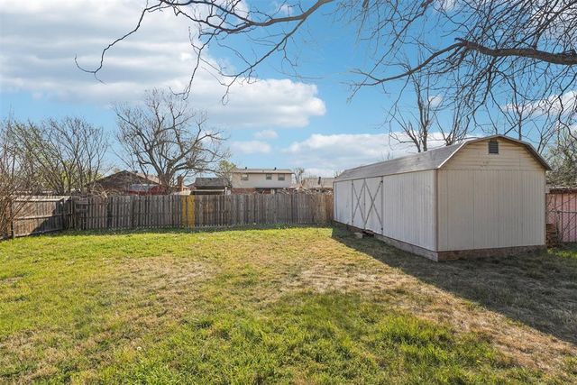 1212 Kings Court, Moore, OK 73160