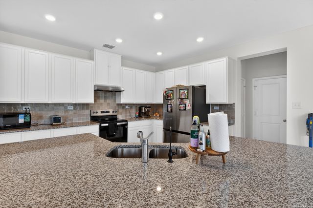9403 HINTERLANDS DR, San Antonio, TX 78221