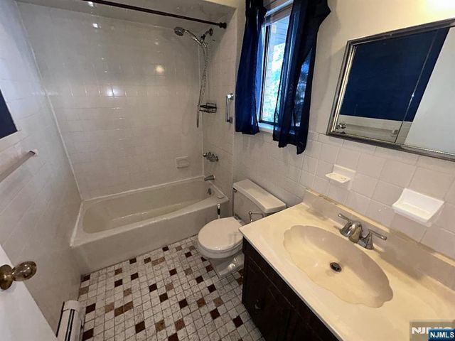 168 Diamond Bridge Avenue 1, Hawthorne, NJ 07506