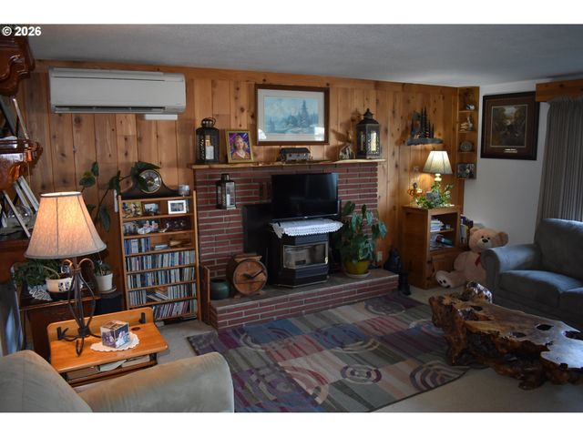 2360 HIGH St, Reedsport, OR 97467