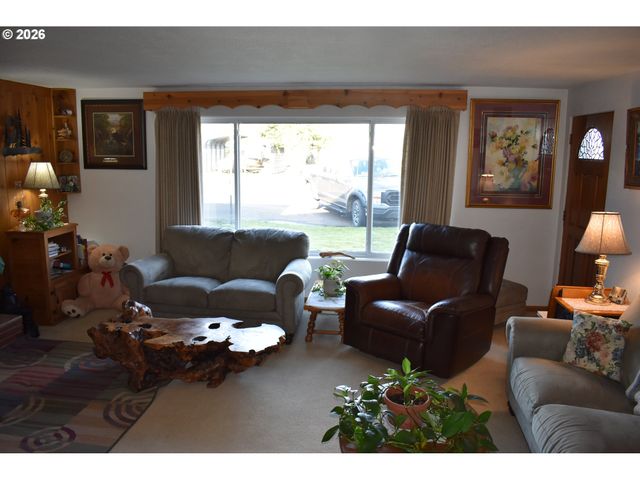 2360 HIGH St, Reedsport, OR 97467