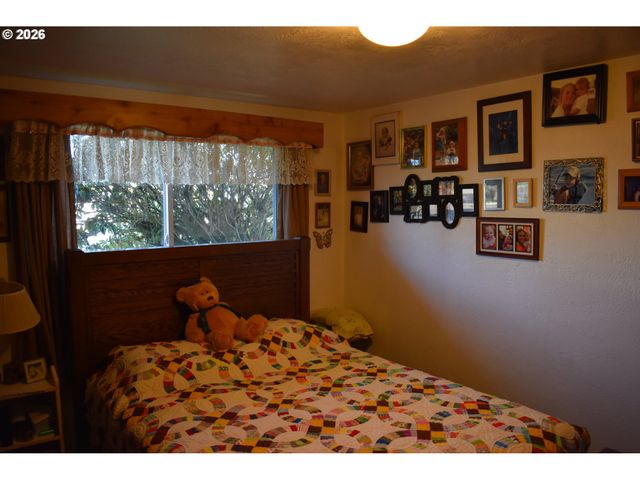 2360 HIGH St, Reedsport, OR 97467