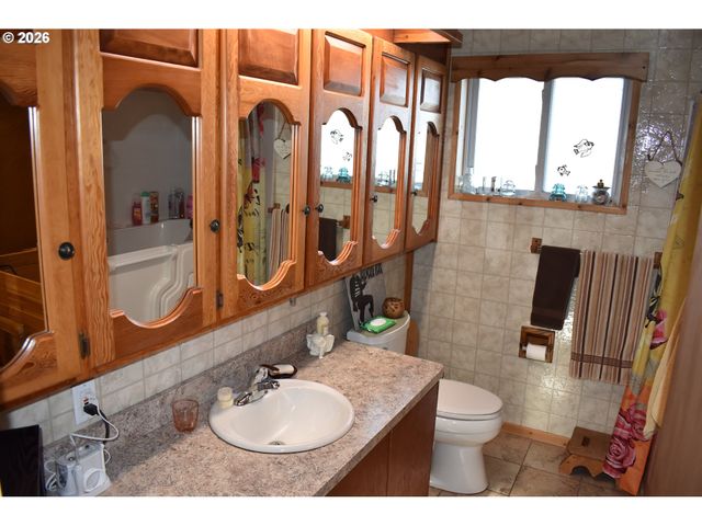 2360 HIGH St, Reedsport, OR 97467