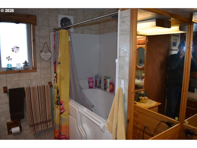 2360 HIGH St, Reedsport, OR 97467