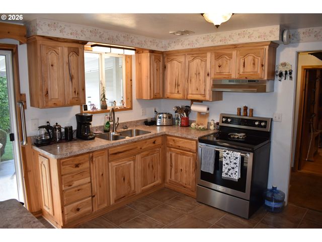 2360 HIGH St, Reedsport, OR 97467