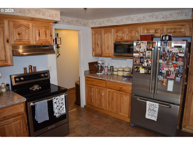 2360 HIGH St, Reedsport, OR 97467