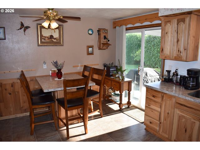 2360 HIGH St, Reedsport, OR 97467