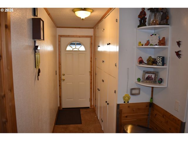 2360 HIGH St, Reedsport, OR 97467