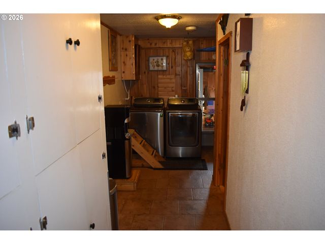 2360 HIGH St, Reedsport, OR 97467