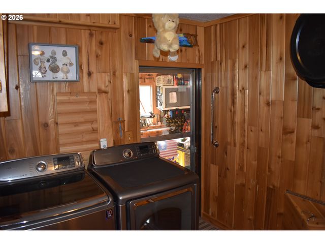 2360 HIGH St, Reedsport, OR 97467