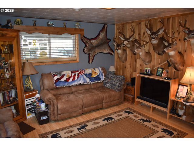 2360 HIGH St, Reedsport, OR 97467