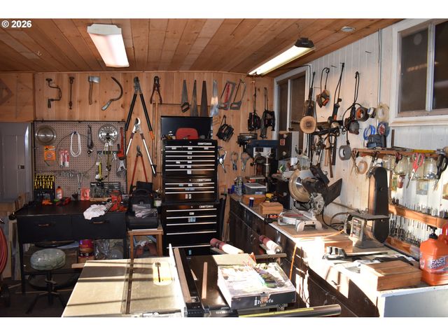 2360 HIGH St, Reedsport, OR 97467