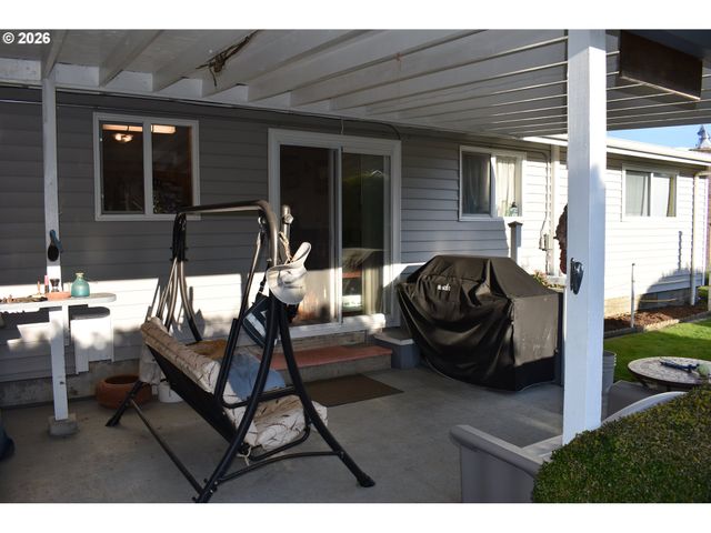 2360 HIGH St, Reedsport, OR 97467