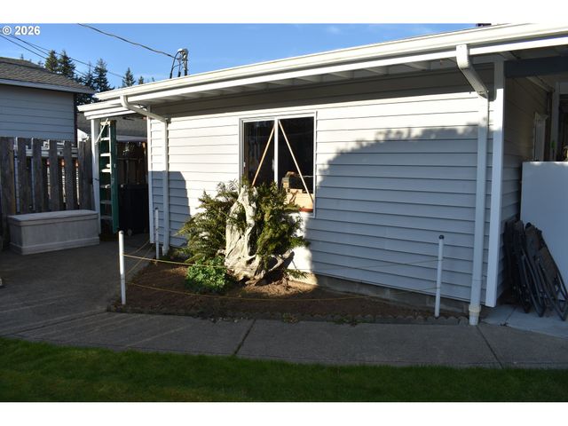 2360 HIGH St, Reedsport, OR 97467