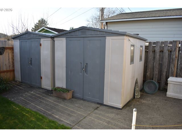 2360 HIGH St, Reedsport, OR 97467