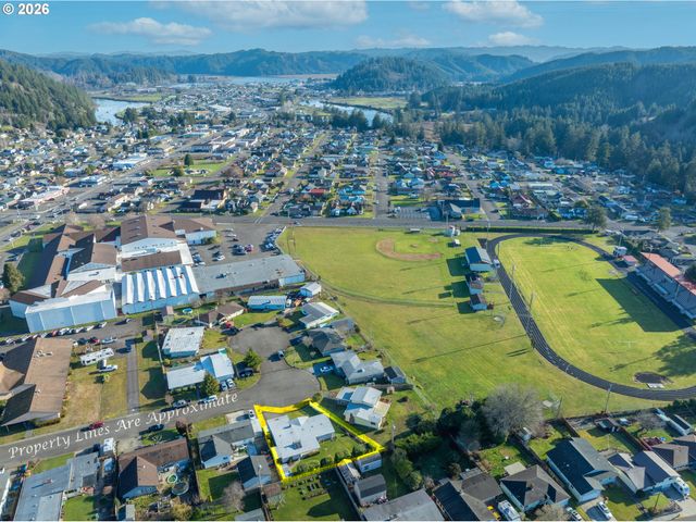 2360 HIGH St, Reedsport, OR 97467