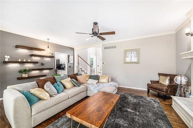 7325 OAKVIEW Street, Shawnee, KS 66216