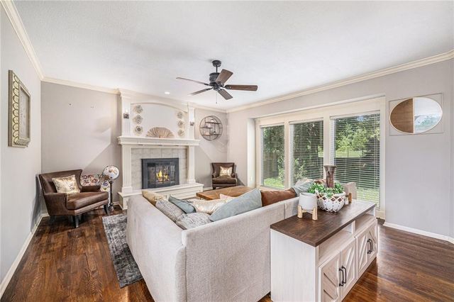 7325 OAKVIEW Street, Shawnee, KS 66216