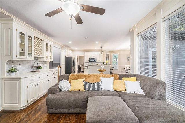 7325 OAKVIEW Street, Shawnee, KS 66216