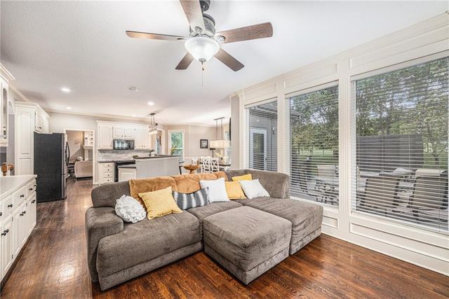 7325 OAKVIEW Street, Shawnee, KS 66216