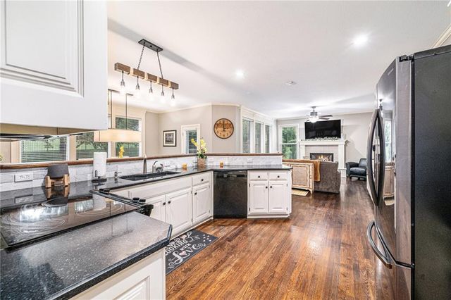 7325 OAKVIEW Street, Shawnee, KS 66216