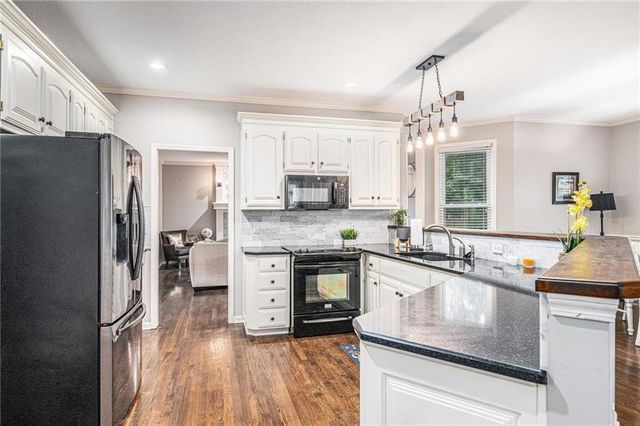7325 OAKVIEW Street, Shawnee, KS 66216