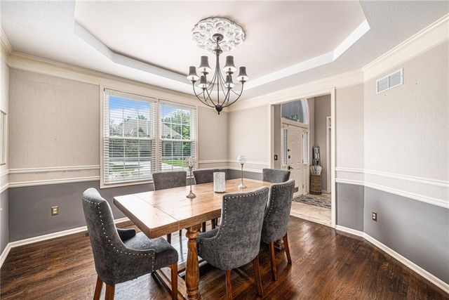 7325 OAKVIEW Street, Shawnee, KS 66216
