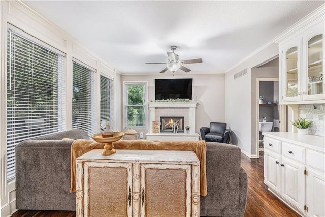 7325 OAKVIEW Street, Shawnee, KS 66216
