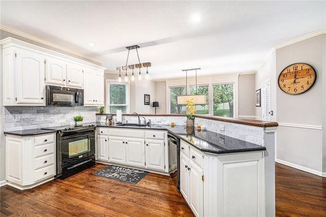 7325 OAKVIEW Street, Shawnee, KS 66216