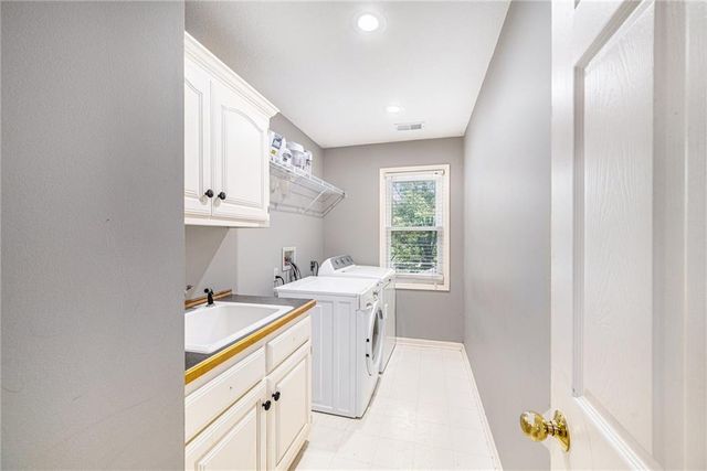 7325 OAKVIEW Street, Shawnee, KS 66216