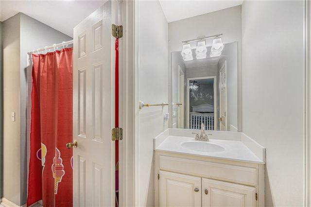7325 OAKVIEW Street, Shawnee, KS 66216