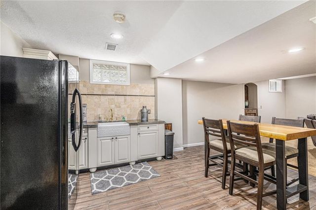 7325 OAKVIEW Street, Shawnee, KS 66216