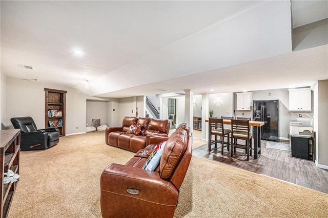 7325 OAKVIEW Street, Shawnee, KS 66216